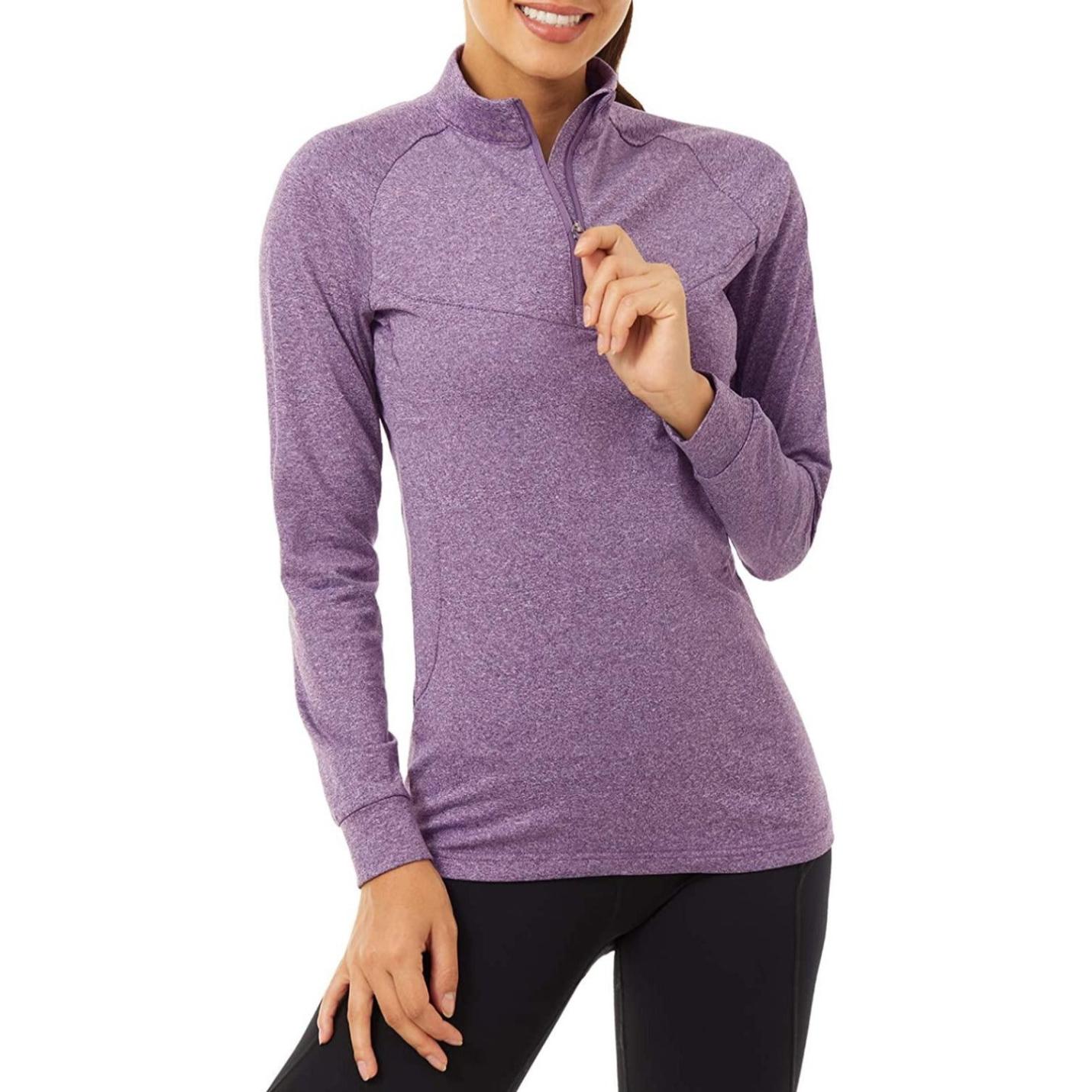 Een vrouw poseert in een comfortabele, Ervaar ultiem comfort en stijl met ons hardloopshirt voor dames met halve rits.