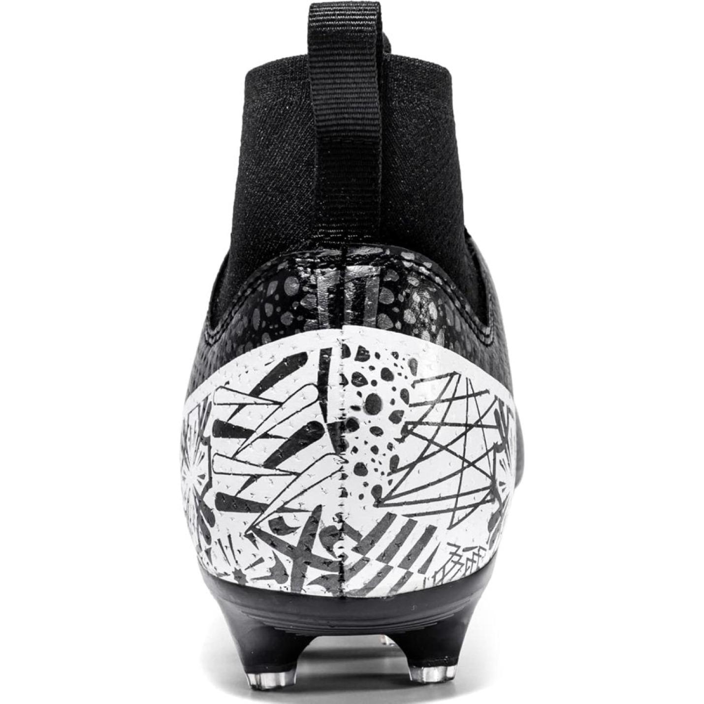 Een close-up van zwart-witte high-performance ⚽ voetbalschoenen met abstracte patronen en twee metalen noppen voor optimale grip en stabiliteit aan de achterkant.