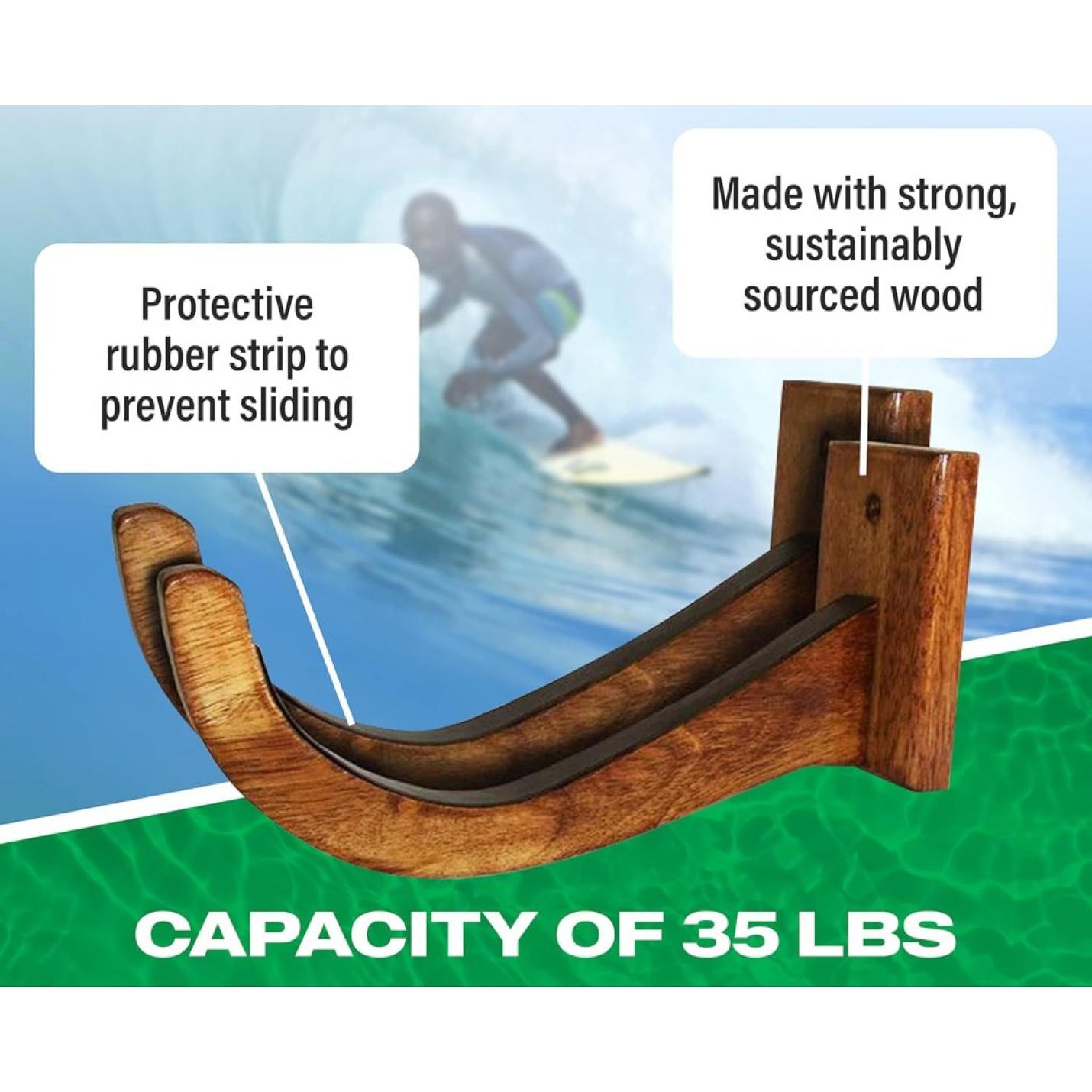 Jouw surfplank verdient een stijlvolle display! 🏄‍♂️ met rubberen strips voor grip, duurzaam gemaakt van hout en kan tot 35 lbs dragen. Het massieve houtontwerp biedt bescherming terwijl een surfer op de achtergrond poseert.