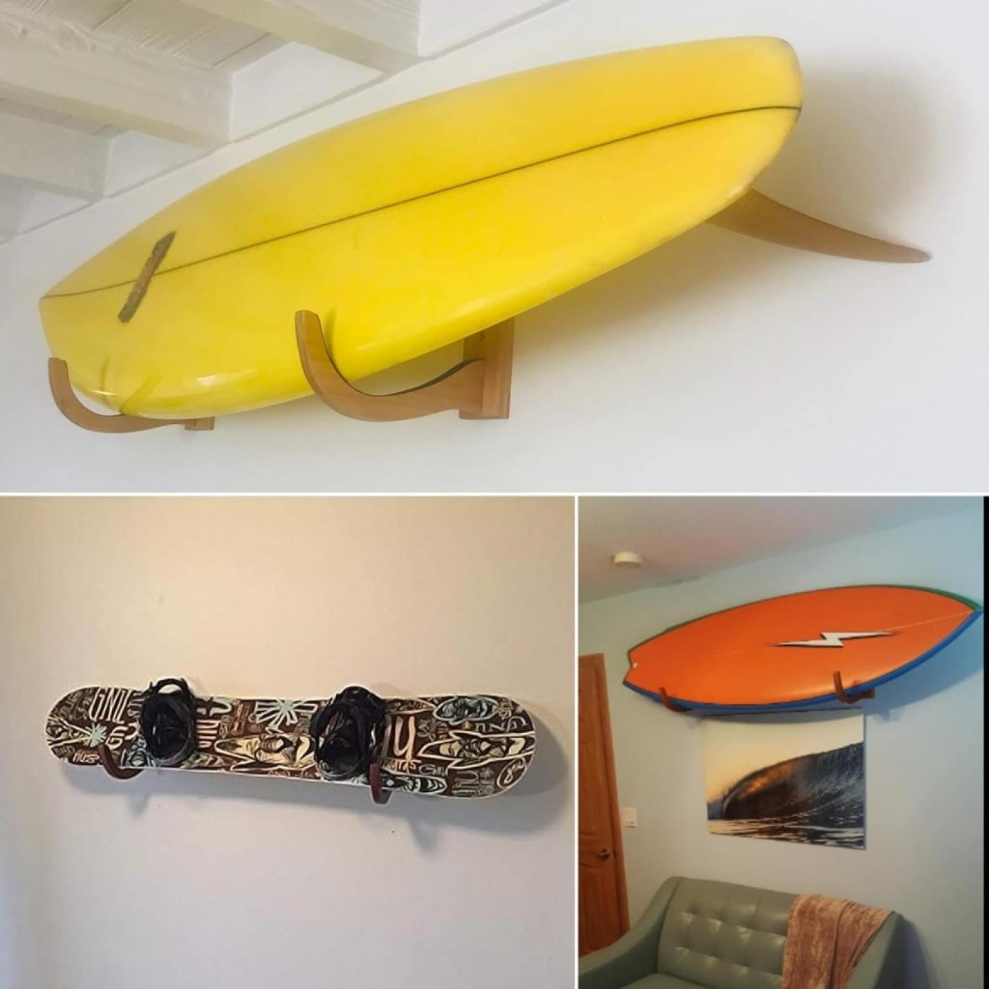 Elke muur toont een uniek board: een geel surfboard, een versierd snowboard en een oranje surfboard, allemaal gemonteerd met aparte rekken voor een elegante touch. Jouw surfplank verdient een stijlvolle display! 🏄‍♂️.