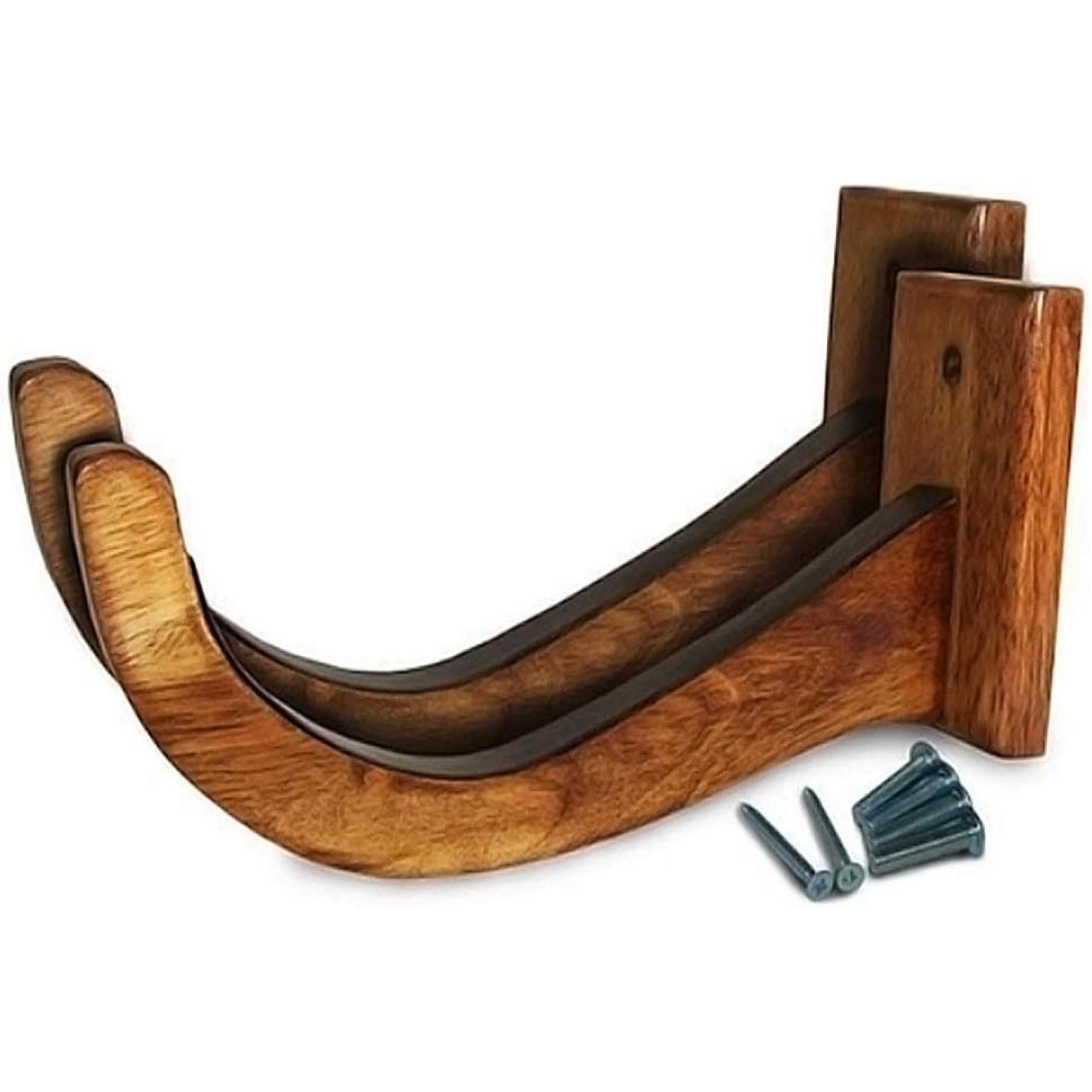 De stijlvolle displayset "Jouw surfplank verdient een stijlvolle display! 🏄‍♂️" bevat twee massief houten wandhaken met een gebogen ontwerp en schroeven voor eenvoudige montage.
