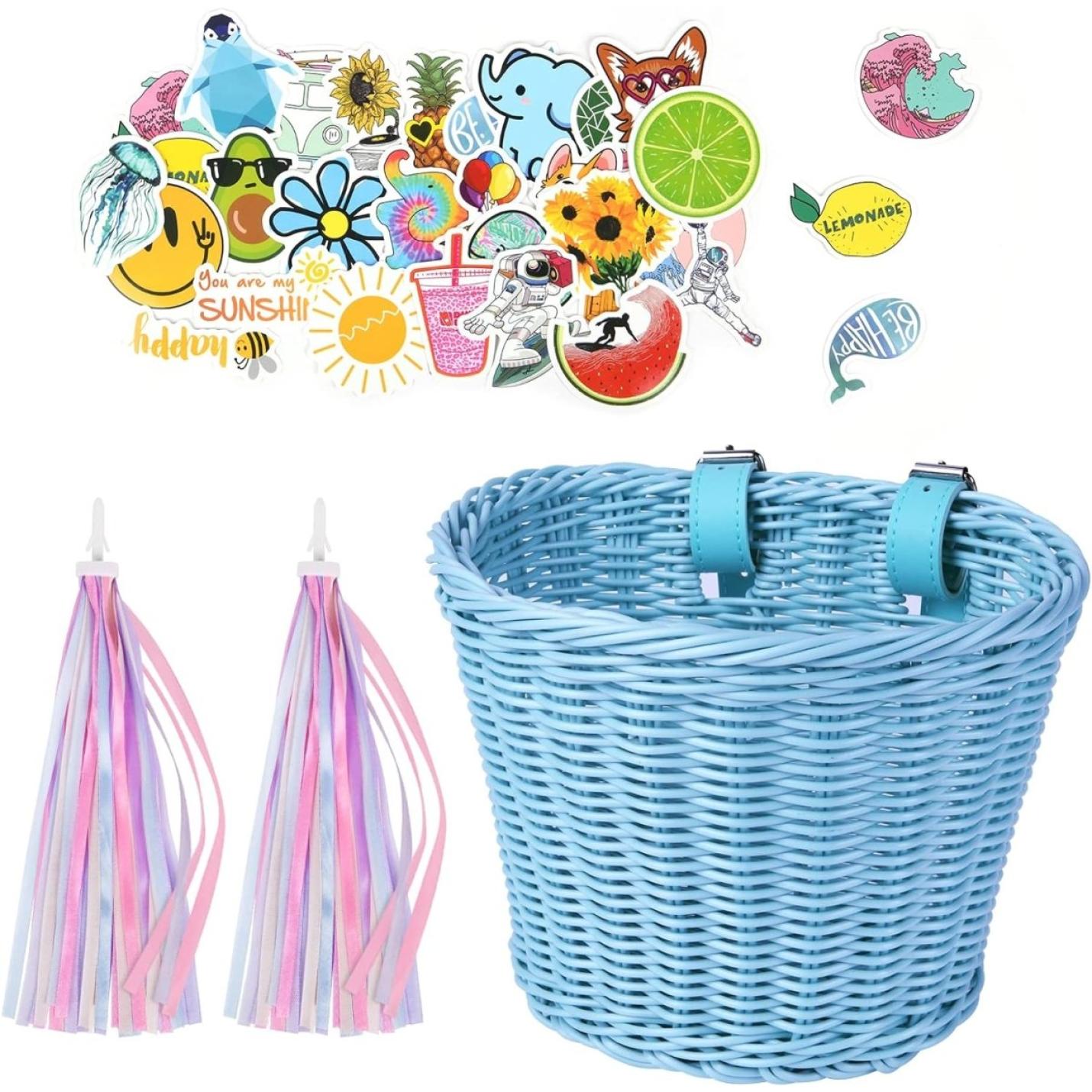 Een collage met kleurrijke stickers met zomerse thema's, een paar roze en wit gestreepte oorbellen met kwastjes en een Kinderfietsmand: de perfecte manier om te laten genieten van de fiets met blauwgroen handvatten.