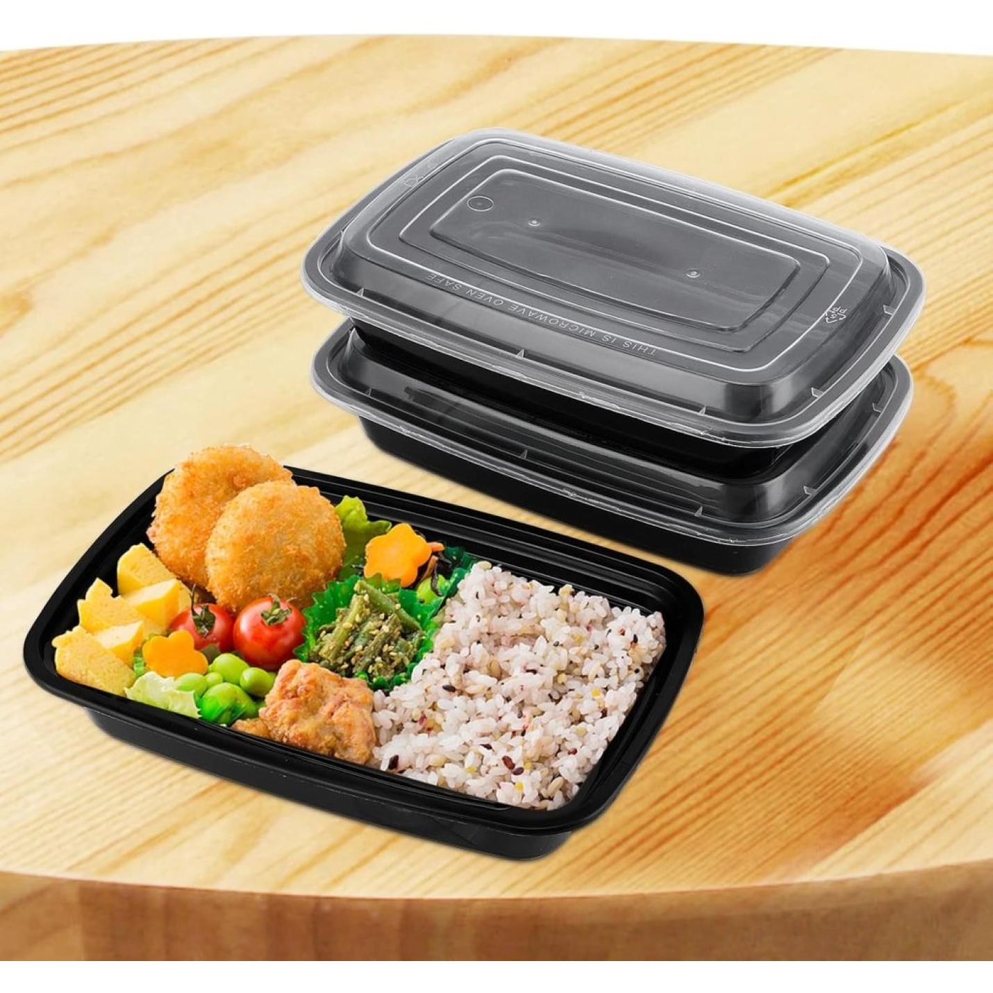 Een zwarte rechthoekige "🍱 Maaltijdvoorbereiding eenvoudiger dan ooit – Herbruikbare maaltijdbereidingscontainers!" met doorzichtig deksel voor gemengde groenten, twee kroketten, rijst en kip. Op de achtergrond zijn twee extra BPA-vrije plastic voedselcontainers gestapeld.