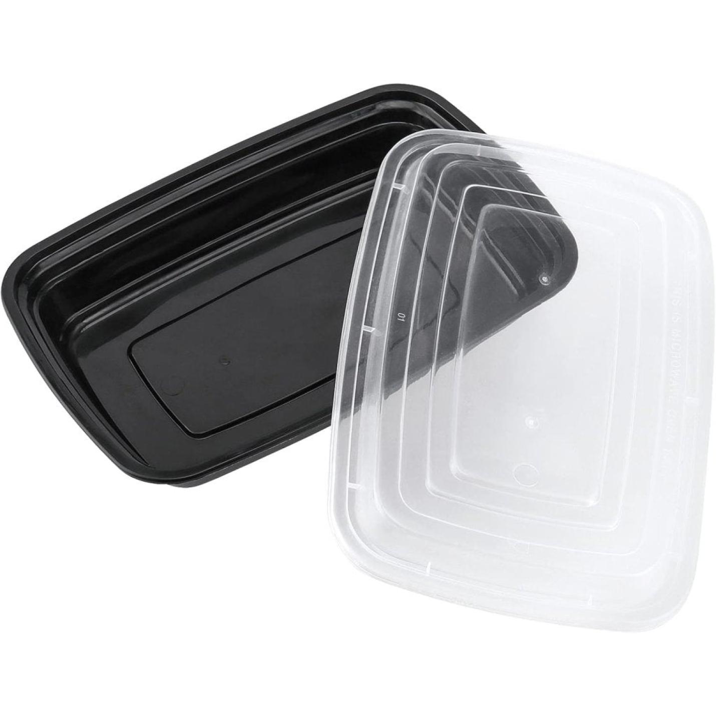 Een iets open zwarte rechthoekige BPA-vrije plastic voedselcontainer met een doorzichtig deksel uit ons assortiment "🍱 Maaltijdvoorbereiding eenvoudiger dan ooit – Herbruikbare maaltijdbereidingscontainers".