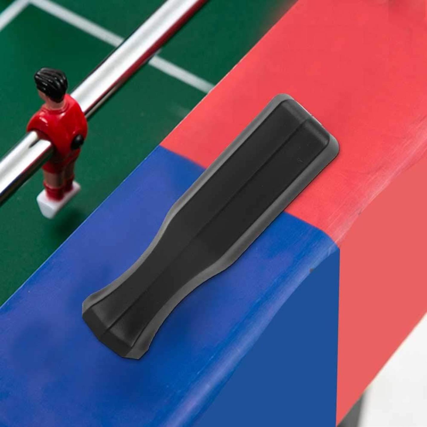 Een zwarte tafelvoetbalhengelhoes van "⚽ Meer grip, meer controle – speel tafelvoetbal als een pro met deze tafelvoetbal handgrepen!" wordt op een tafelvoetbaltafel geplaatst met een rood en blauw speelveld. Het antislipontwerp garandeert een ergonomische grip, met een rood en zwart figuur zichtbaar op de achtergrond.