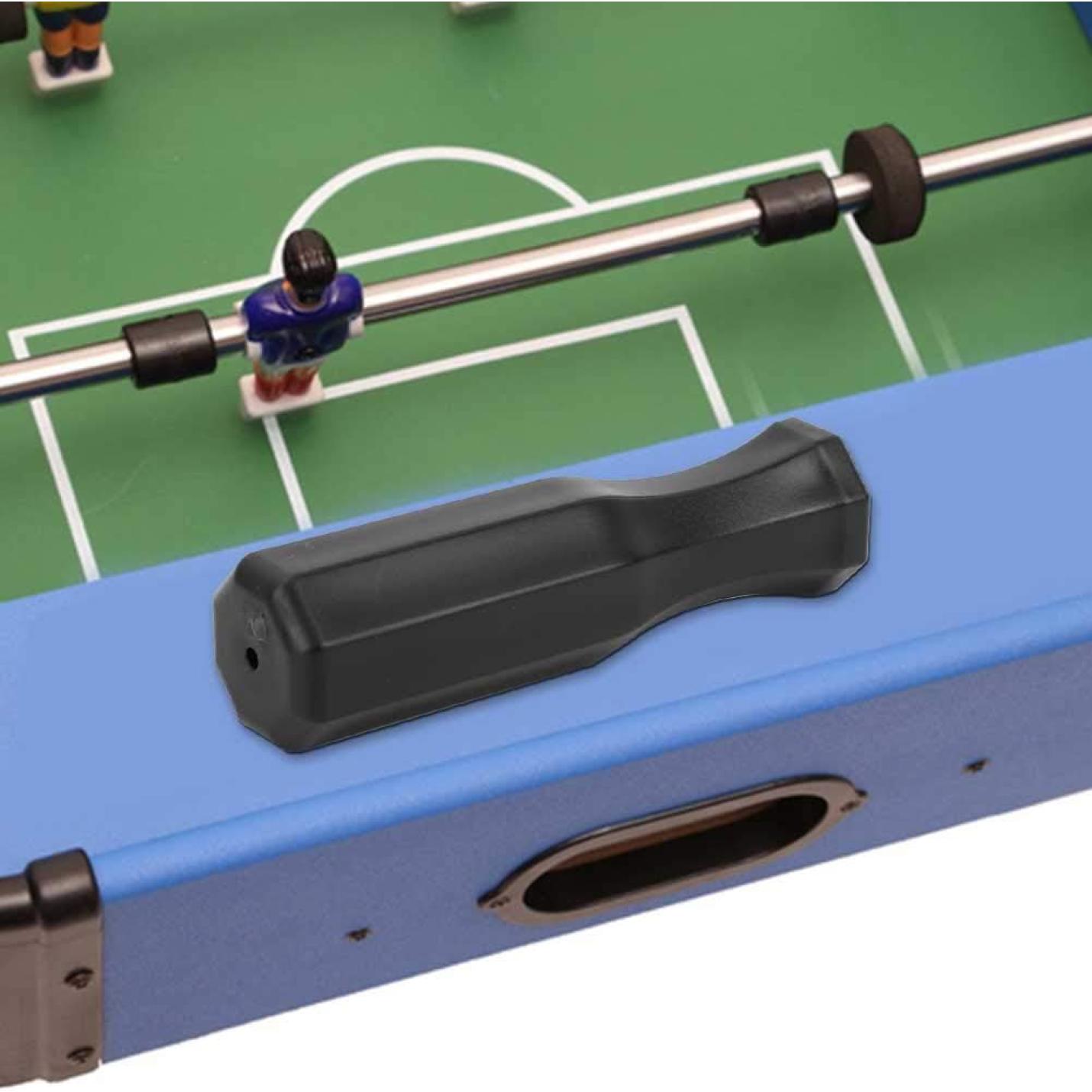 Tafelvoetbal met antisliphandvat aan een stang, met een spelersfiguur en een deel van het groene veld. Product: ⚽ Meer grip, meer controle – speel tafelvoetbal als een pro met deze tafelvoetbal handgrepen!.