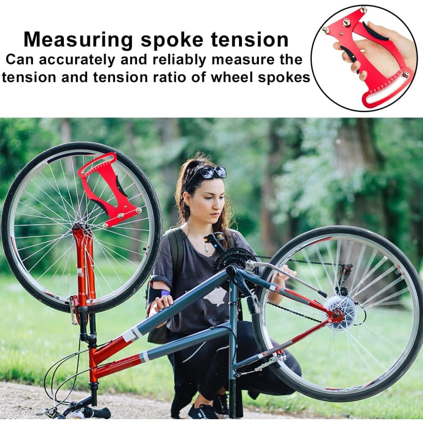 In een zonnig park past iemand minutieus de fietsspaken aan met behulp van de "🔧 Meet en optimaliseer je fietsspanning met deze spaakspanningsmeter!" om optimale wielprestaties te garanderen.