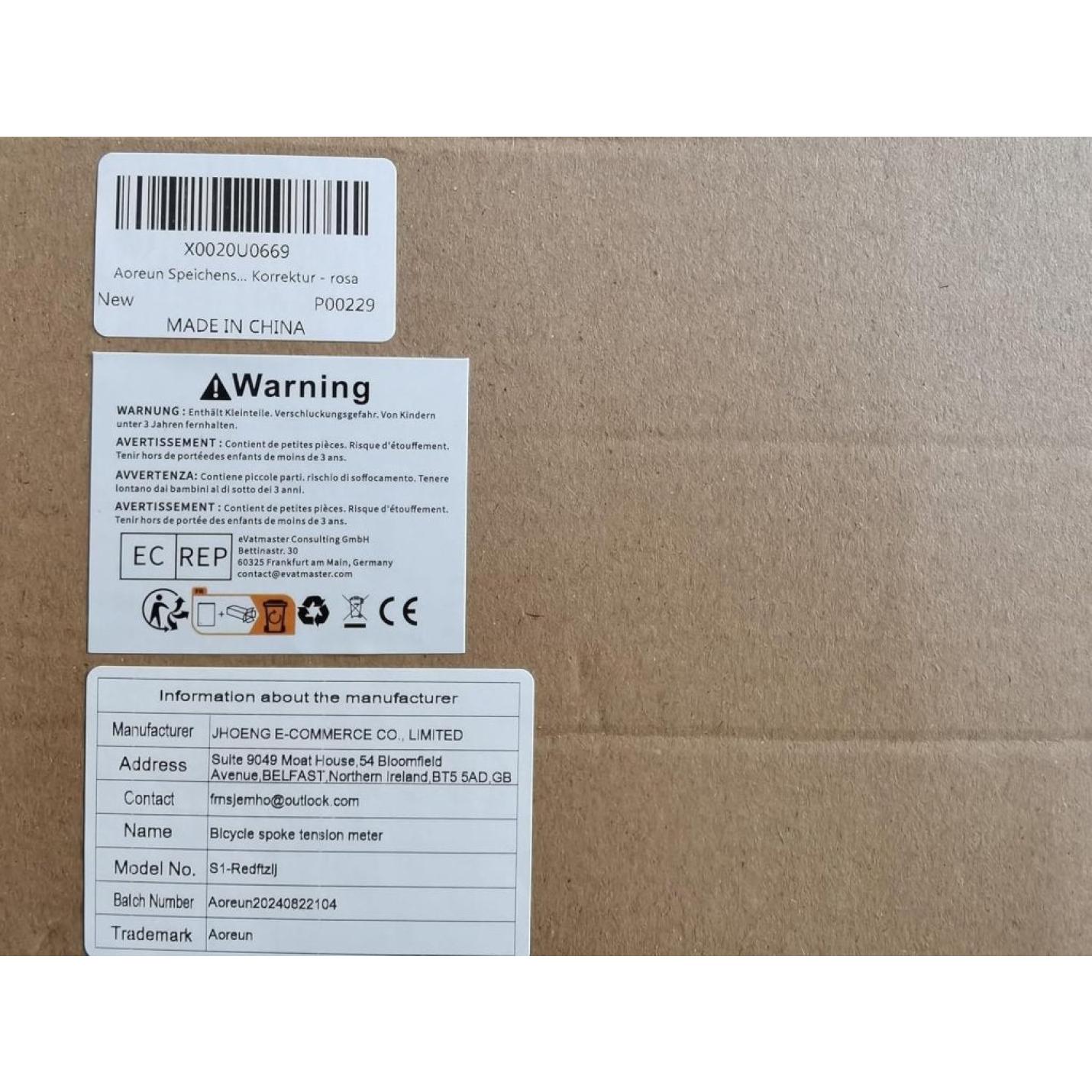 De kartonnen verpakking, gelabeld in meerdere talen en gemarkeerd met "Made in China", bevat wettelijke symbolen, fabrikantgegevens en een modelnummer. Het richt zich op fietsliefhebbers door optimale wielprestaties te bieden met behulp van de spaakspanningsmeter voor nauwkeurige fietsspakenspanningsmeting.