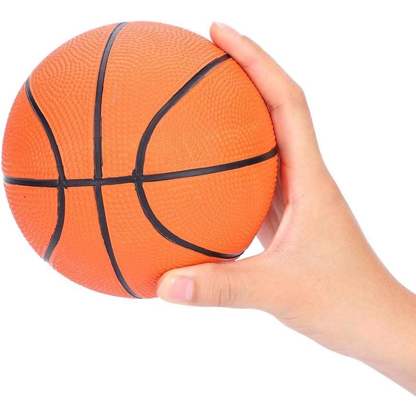 Een hand die de 🏀 Perfecte mini-basketbal voor jonge spelers vasthoudt, gemaakt van duurzaam rubber met zwarte lijnen, tegen een witte achtergrond.