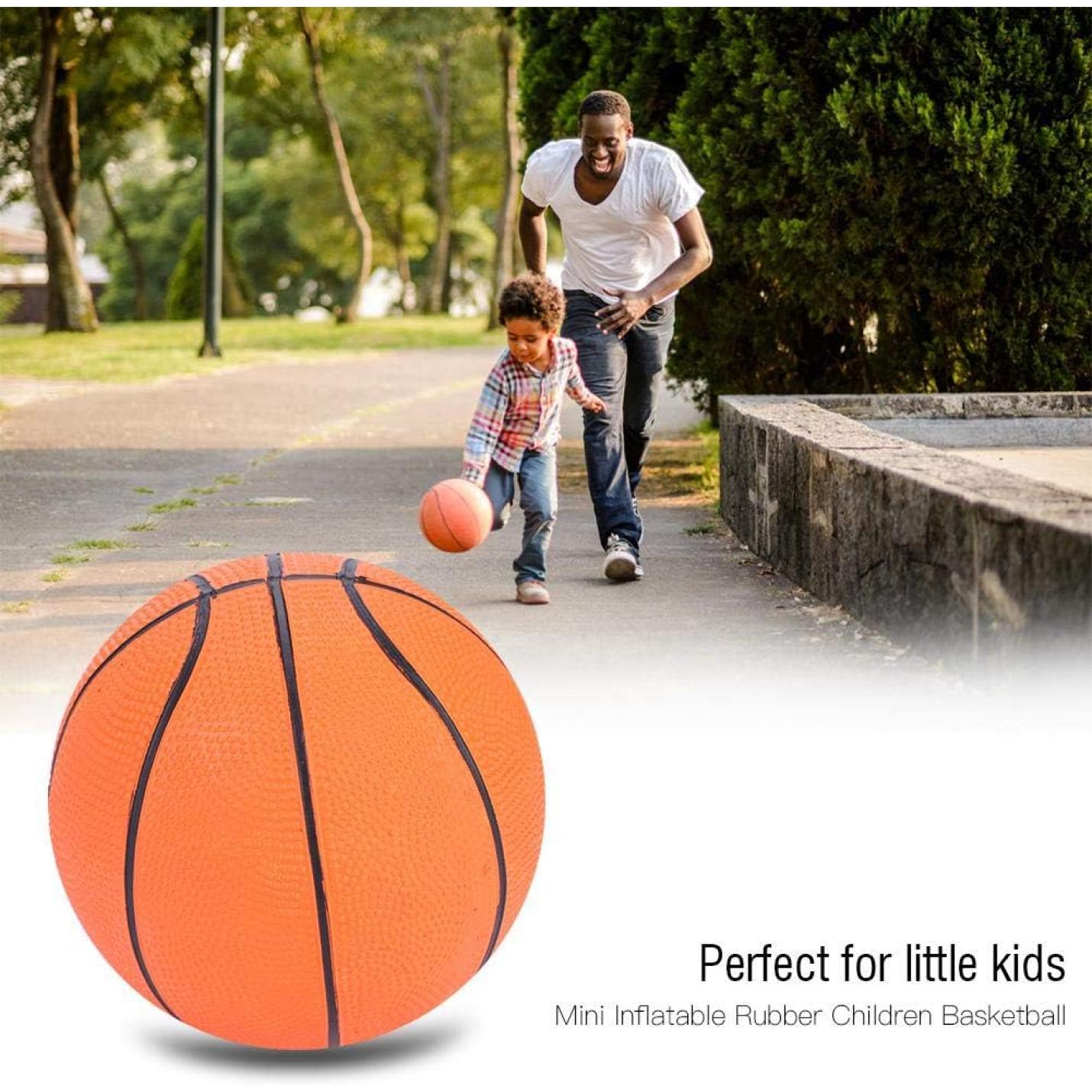 Een volwassene en een kind spelen basketbal op een parkpad. Op de voorgrond staat een grote mini-basketbal. De tekst luidt: "🏀 Perfecte mini-basketbal voor jonge spelers! Gemaakt van duurzaam rubber en ideaal voor kinderen.