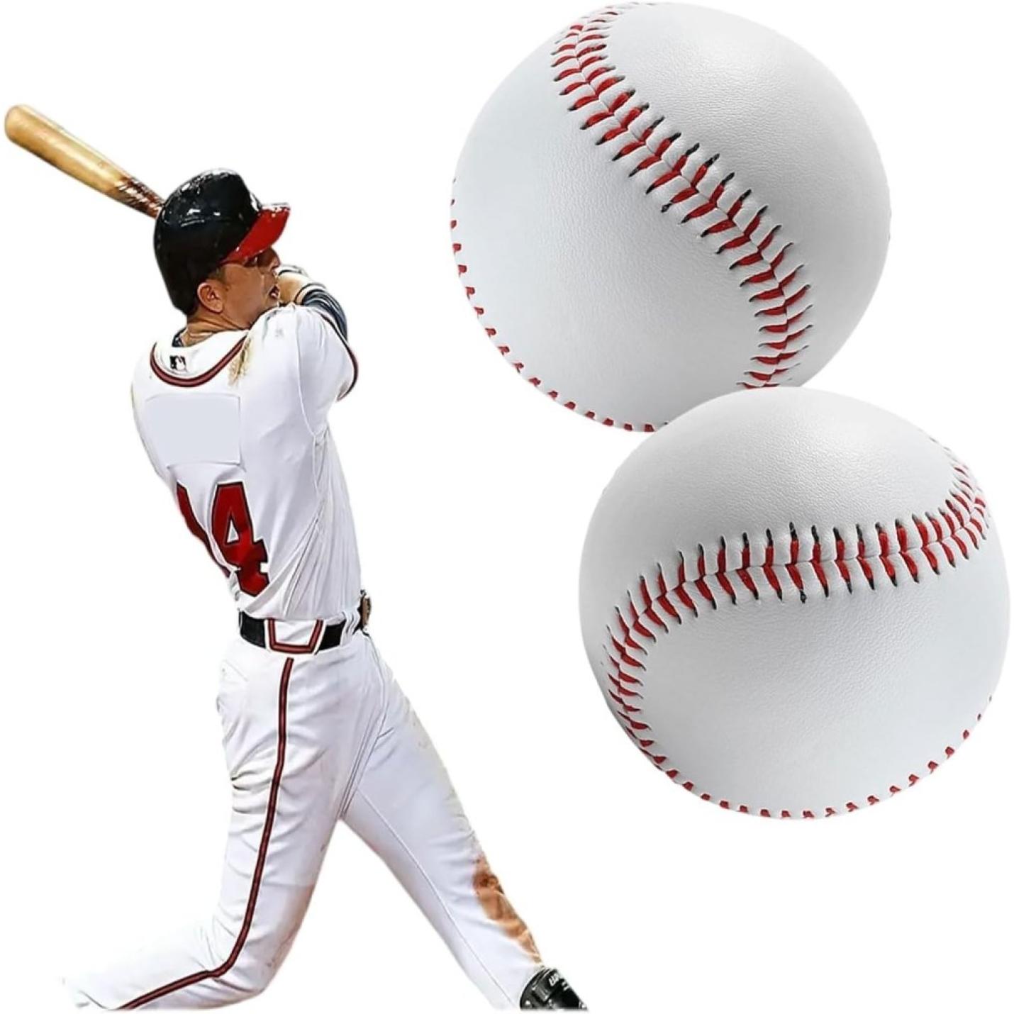 Een honkbalspeler in een wit uniform zwaait met een knuppel terwijl hij de "⚾ Train als een pro met deze zachte honkballen!" voorzien van rode stiksels en rubberen vulling.