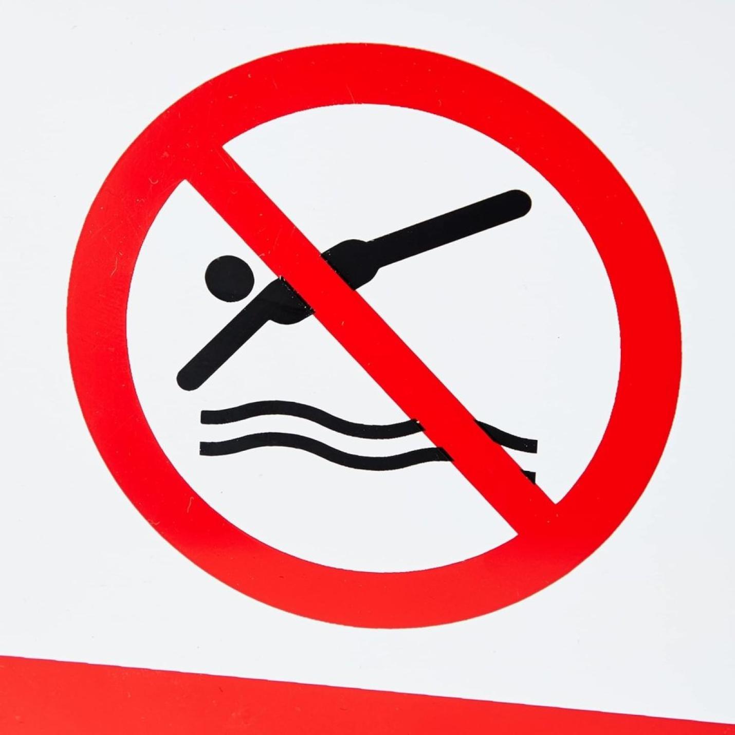 Het 🚫 Veiligheid eerst – Duidelijk ‘Niet Duiken’ bord! beschikt over een rode cirkel met een diagonale lijn over een duiksymbool, gemaakt van duurzaam kunststof materiaal om de veiligheid in elke zwemomgeving te garanderen.