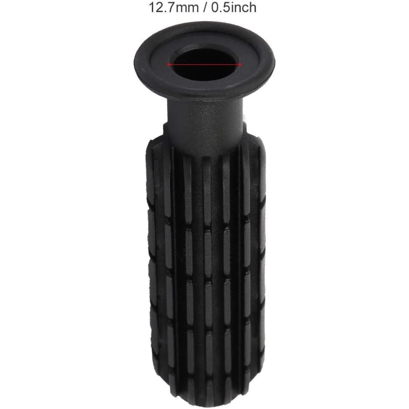 Het product is voorzien van een 12,7 mm (0,5 inch) zwarte rubberen handgreep met geribbelde, antisliptextuur, verticaal weergegeven op een witte achtergrond: ⚽ Verbeter je grip en controle met deze stevige tafelvoetbal handgrepen!.