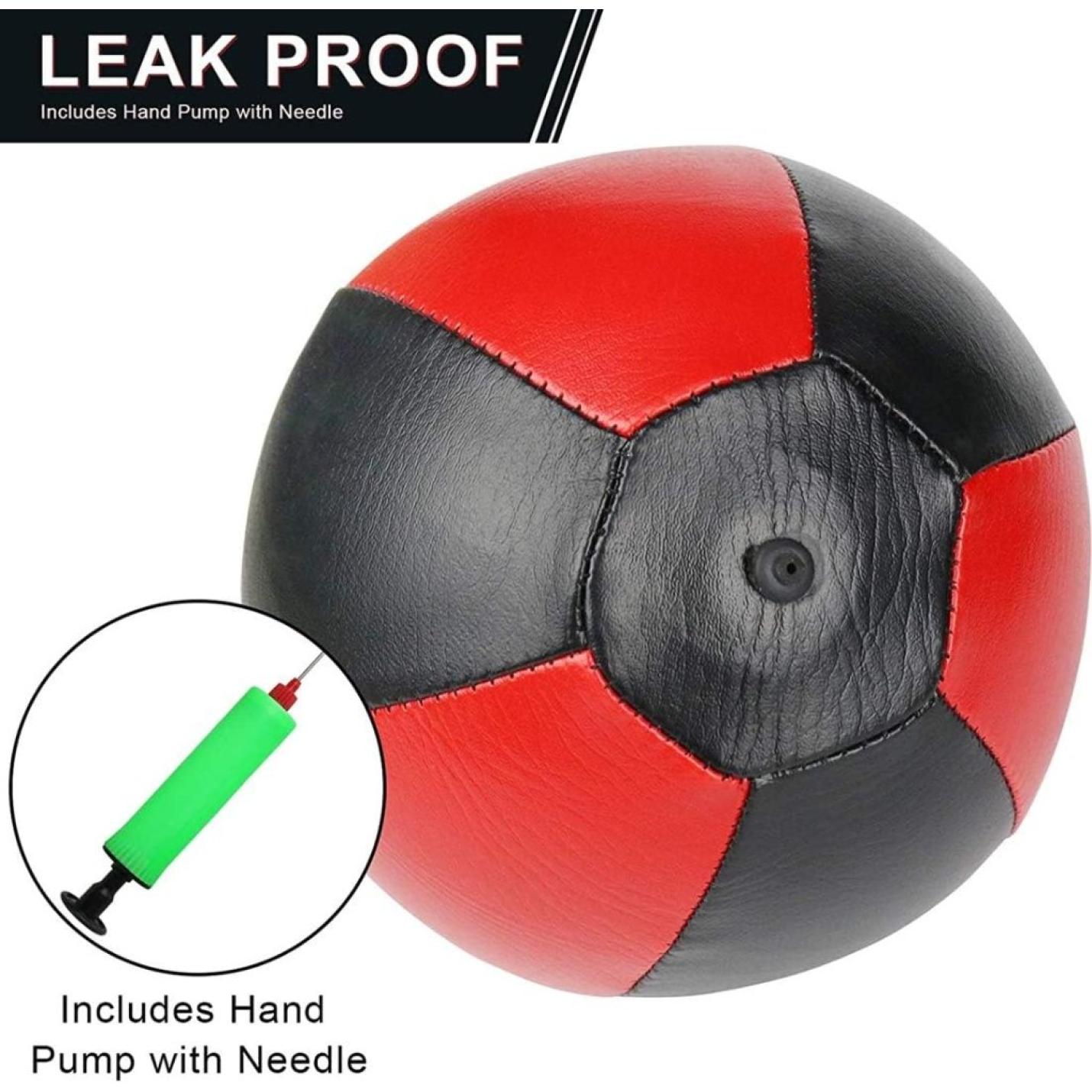 Een rode en zwarte PU leren medicijnbal met zichtbare klep wordt geleverd met een groene handpomp en naald. Tekst luidt "LEAK PROOF" en "Inclusief handpomp met naald." Perfect voor het aanscherpen van reflexen tijdens speedball-sessies. Product: Verbeter je snelheid en precisie met deze peervormige speedball! 🥊🔥.