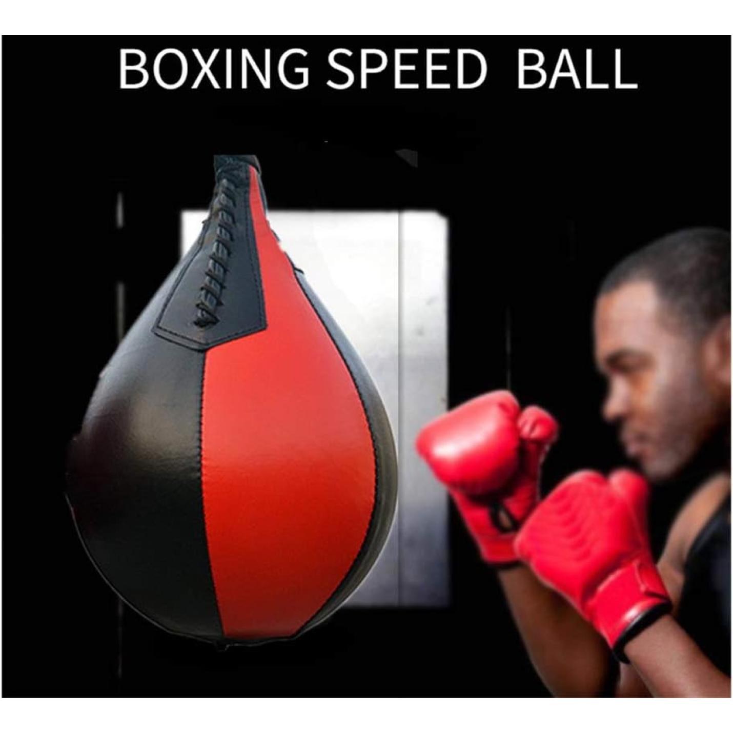 Close-up van een rode en zwarte speedbal van PU-leer - "Verbeter je snelheid en precisie met deze peervormige speedbal! 🥊🔥" - met een persoon in rode handschoenen wazig op de achtergrond, ideaal voor het aanscherpen van reflexen.