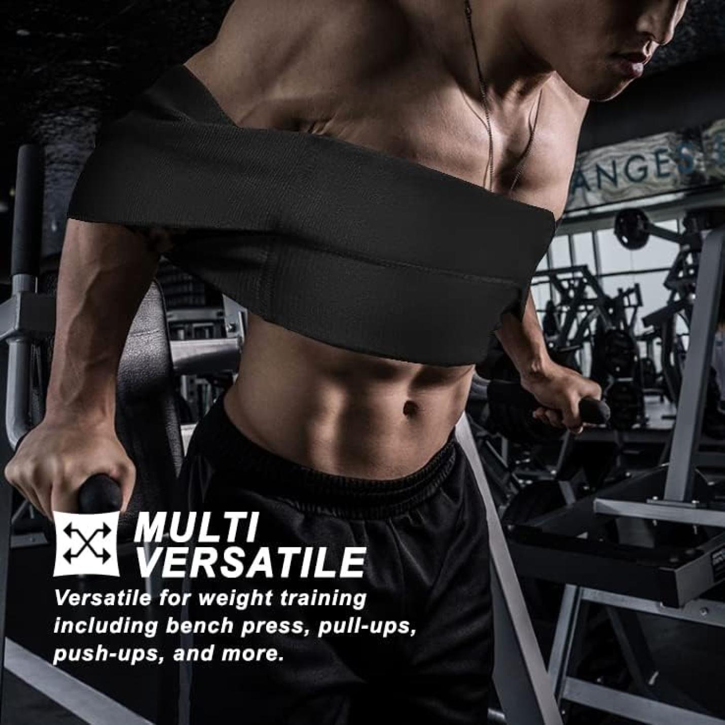 Een persoon die traint met weerstandsbanden op fitnessapparatuur, met de nadruk op: "Versterk je kracht en verbetering je prestaties met de ultieme bankdruk weerstandsband! 💪🔥 Ideaal voor het verbeteren van je krachttrainingsroutine met bankdrukken, pull-ups, push-ups en meer.