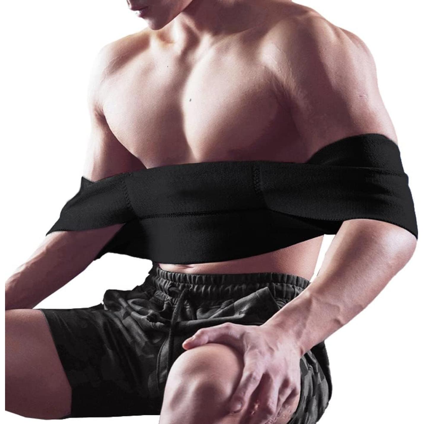 Een shirtloos individu belichaamt krachttraining, gekleed in een zwarte compressiepakking en een donkere korte broek, met één knie omhoog en de handen erop, en toont hun toewijding aan progressieve weerstand met de "Versterk je kracht en verbetering je prestaties met de ultieme bankdruk weerstandsband! 💪🔥.