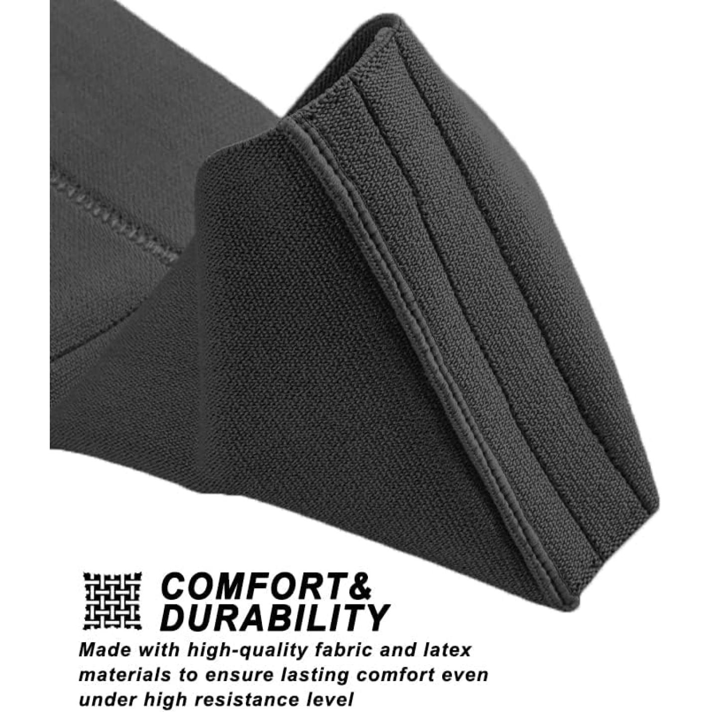 Close-up van getextureerde zwarte stof met zichtbare stiksels. De tekst luidt: "Comfort & Duurzaamheid. Gemaakt met hoogwaardige stof en latex om langdurig comfort te garanderen onder gebruik van 'Versterk je kracht en verbetering je prestaties met de ultieme bankdruk weerstandsband', die progressieve weerstand biedt voor krachttraining.