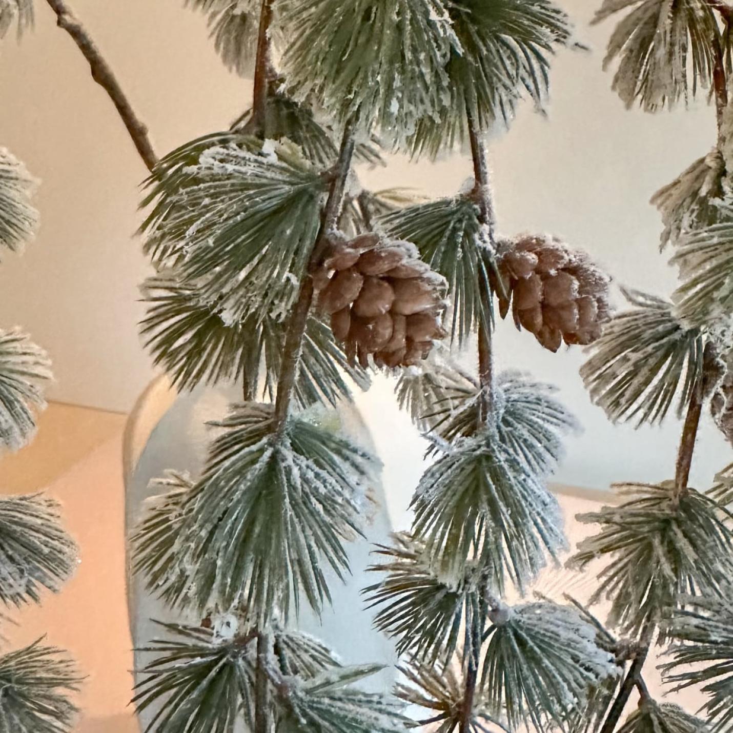 Kunst cedertak hangend met dennenappels; Afbeelding: 5