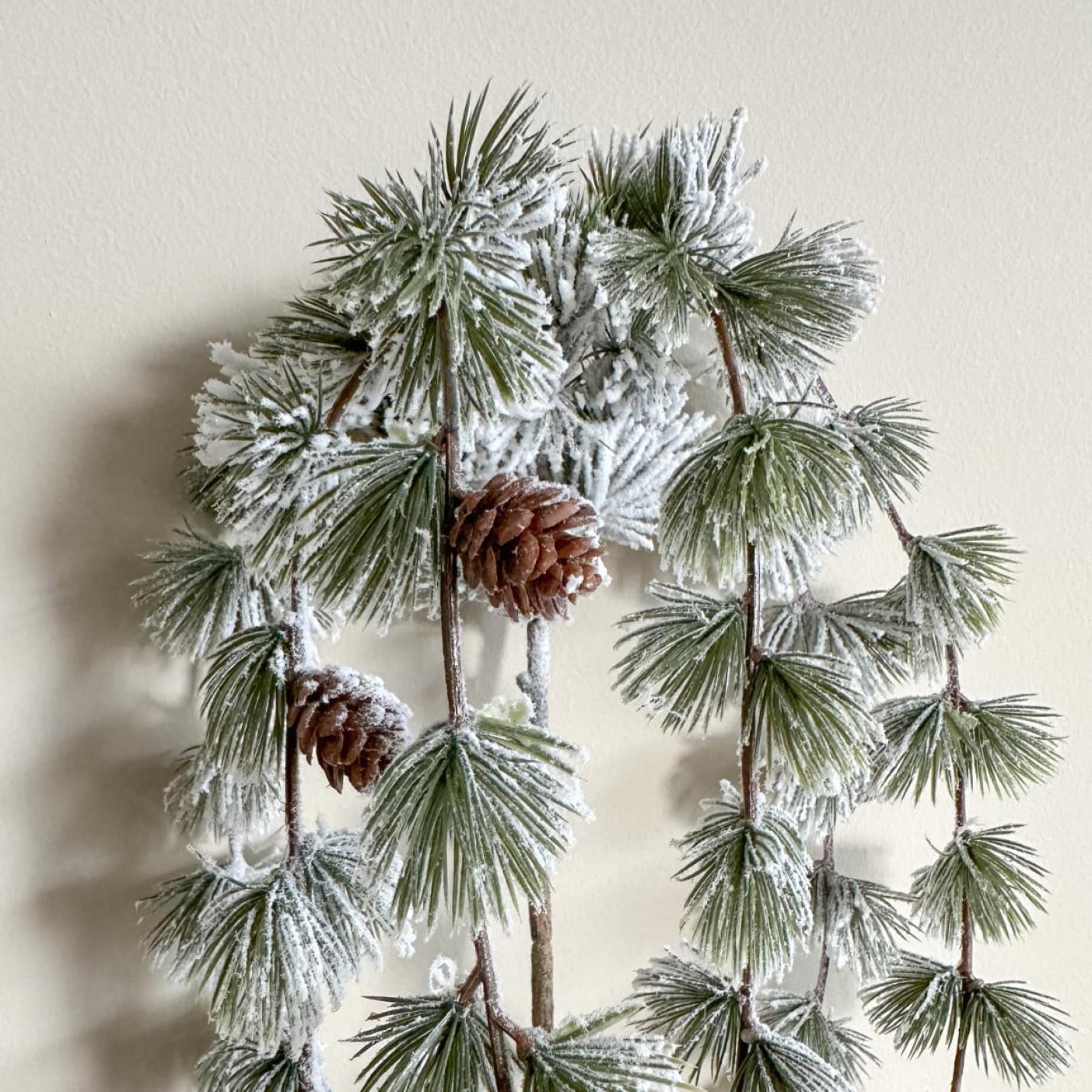 Kunst cedertak hangend met dennenappels; Afbeelding: 4