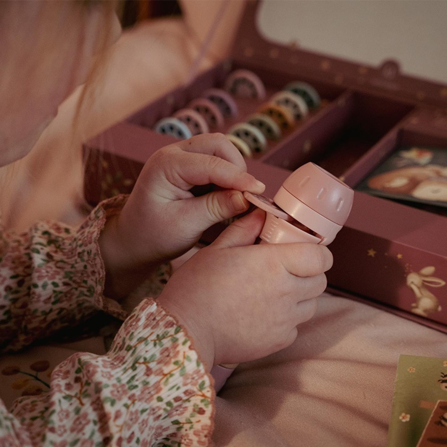 Little Dutch verhalen projector zaklamp - Roze; Afbeelding: 9