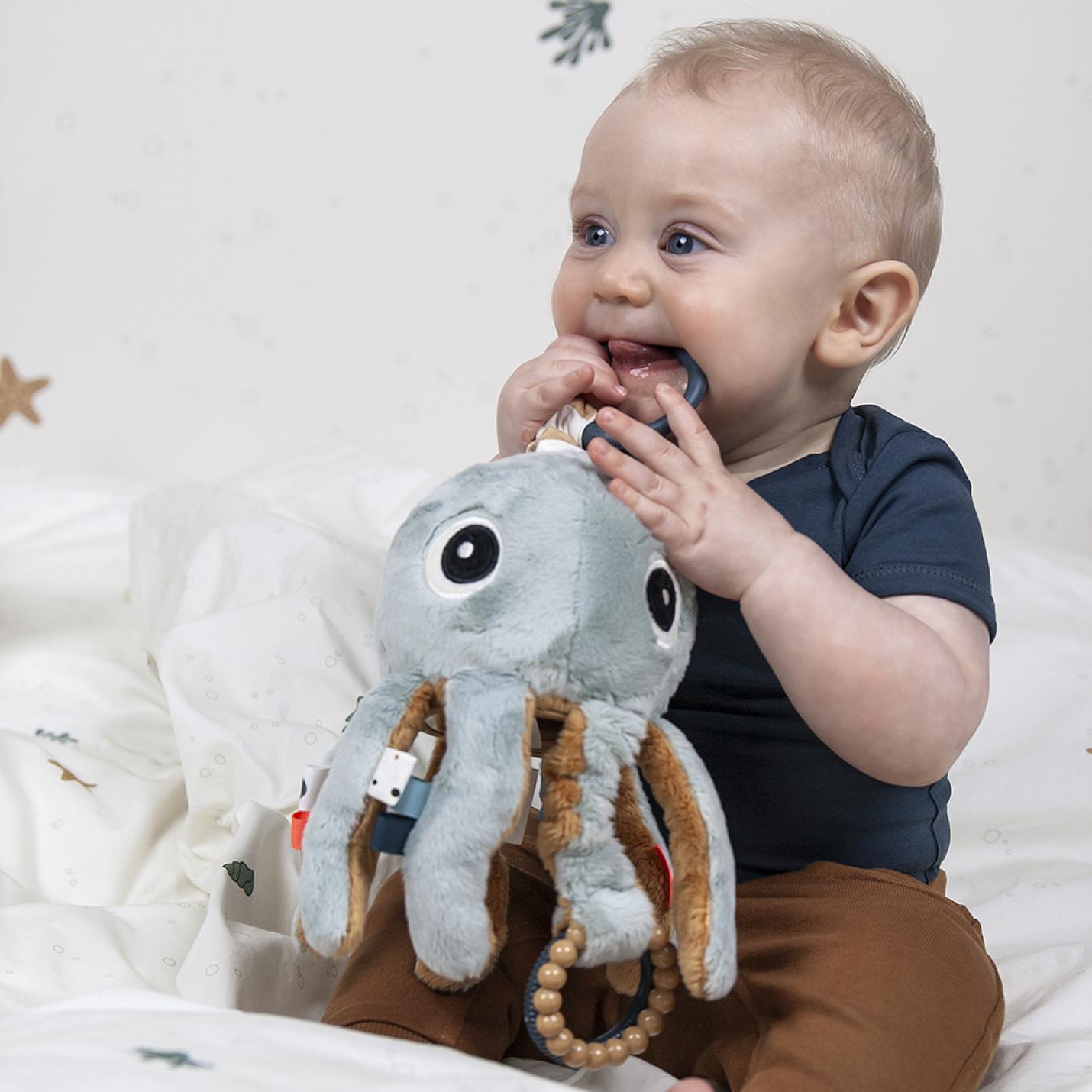 kindje met activity jelly van done by deer