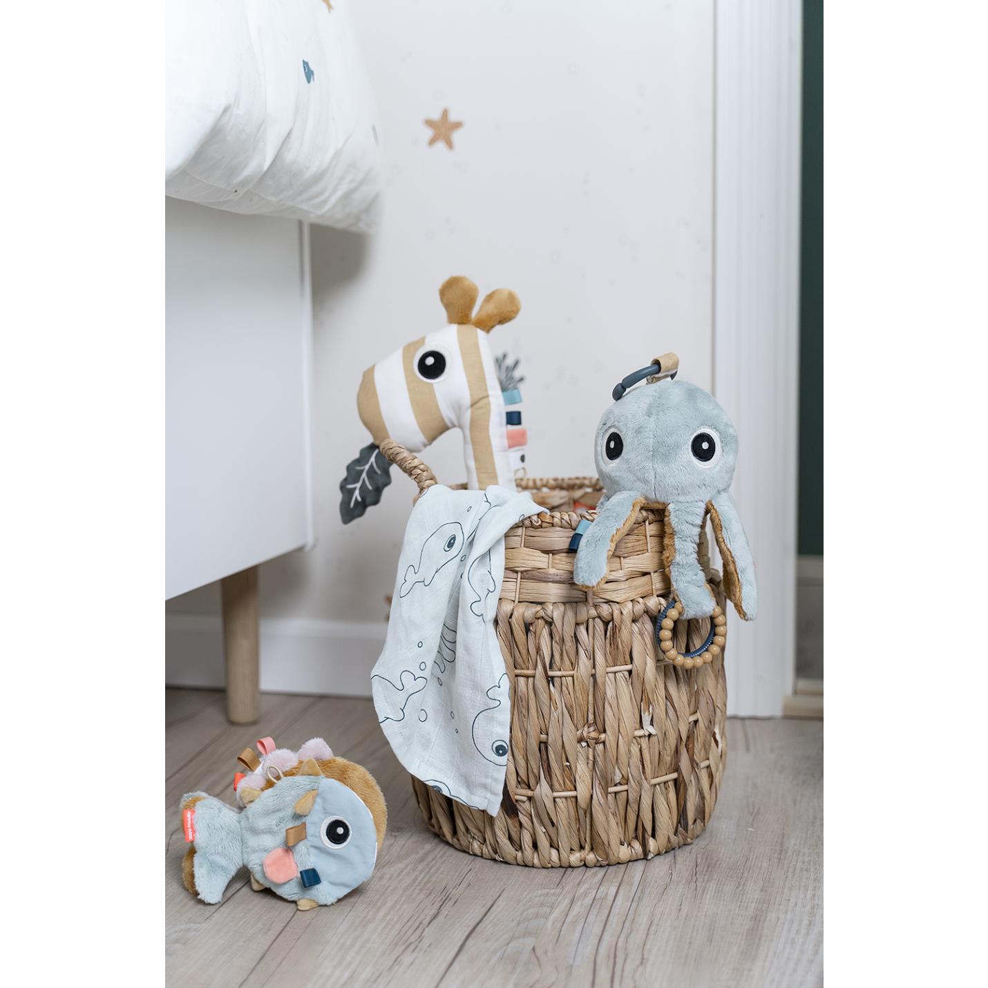 mand met knuffels van done by deer