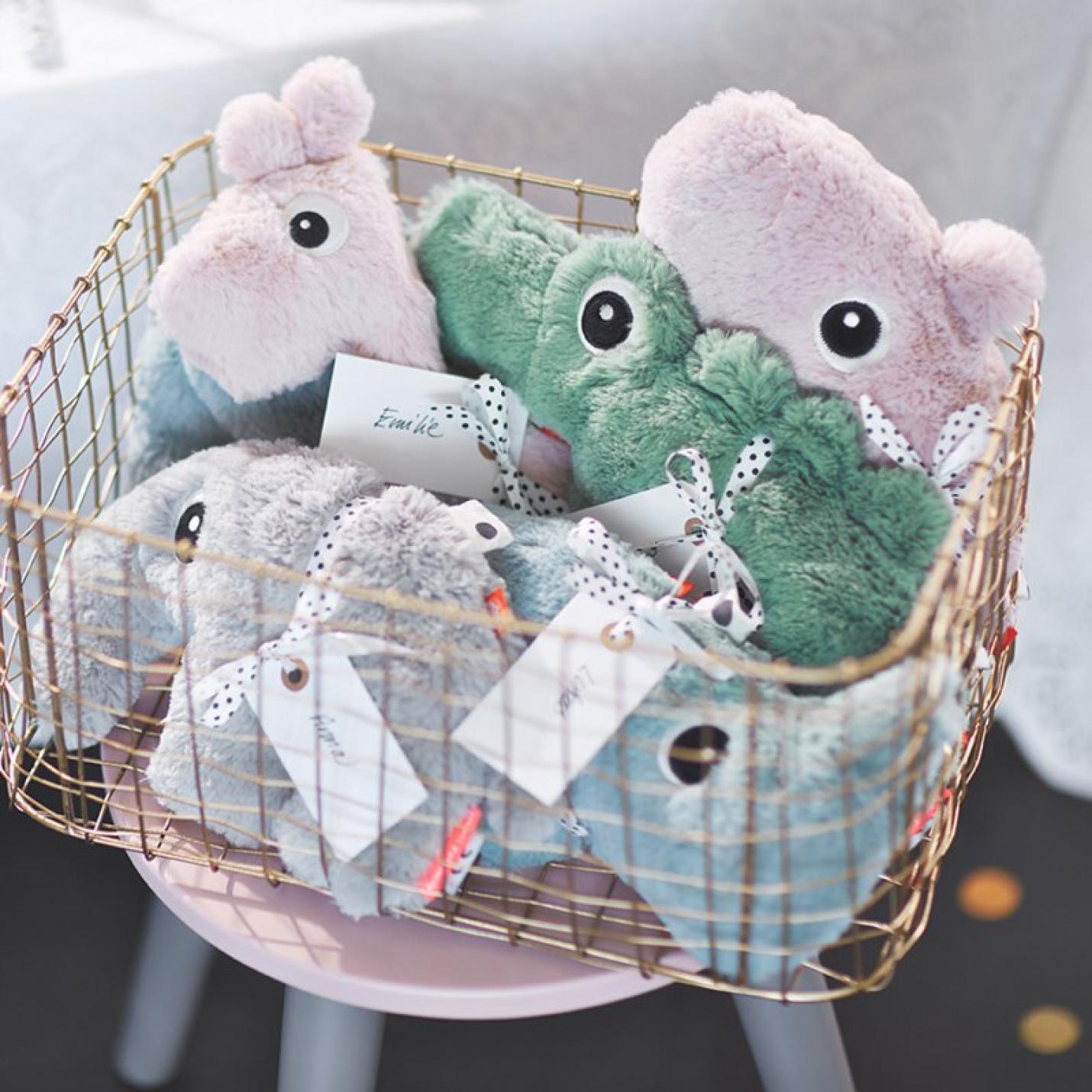 knuffels in een mand van done by deer