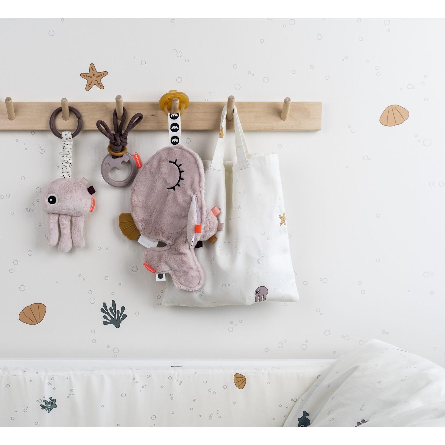 babykamertje met roze kraamcadeaus