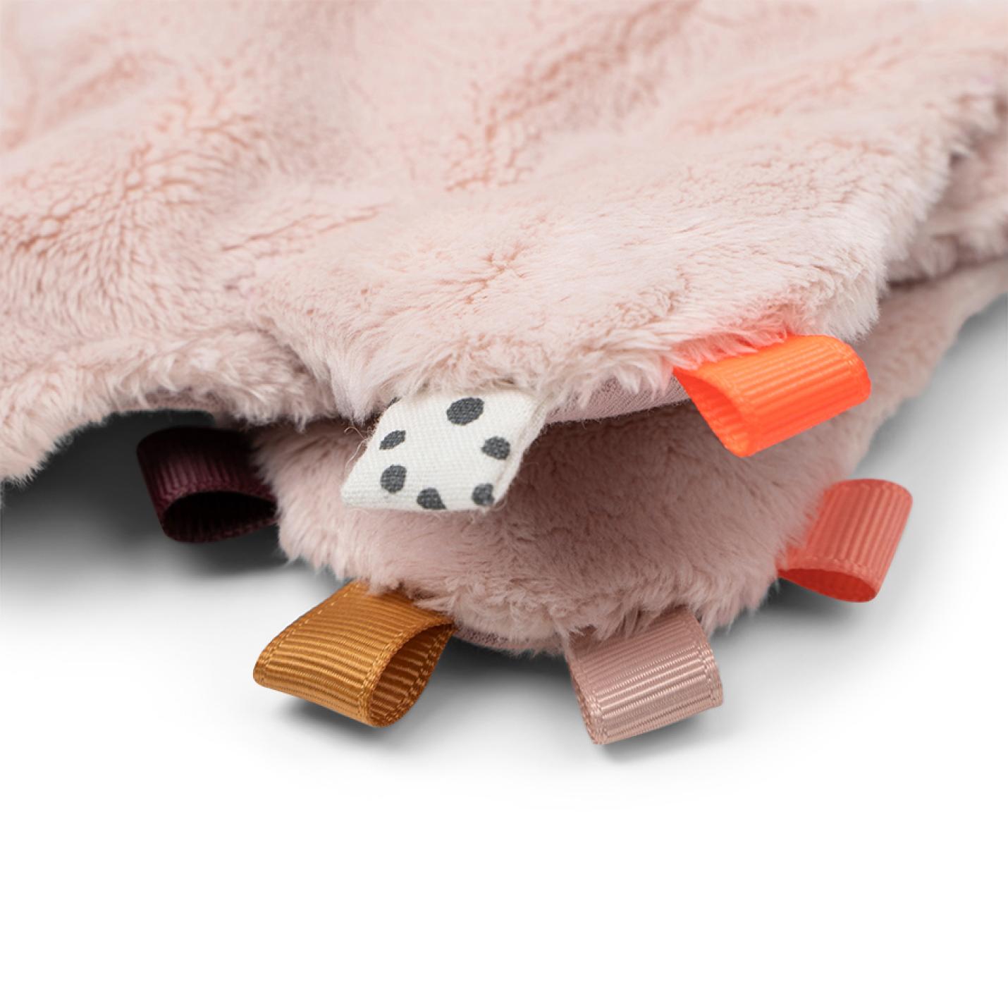 detail van speendoekje met labels