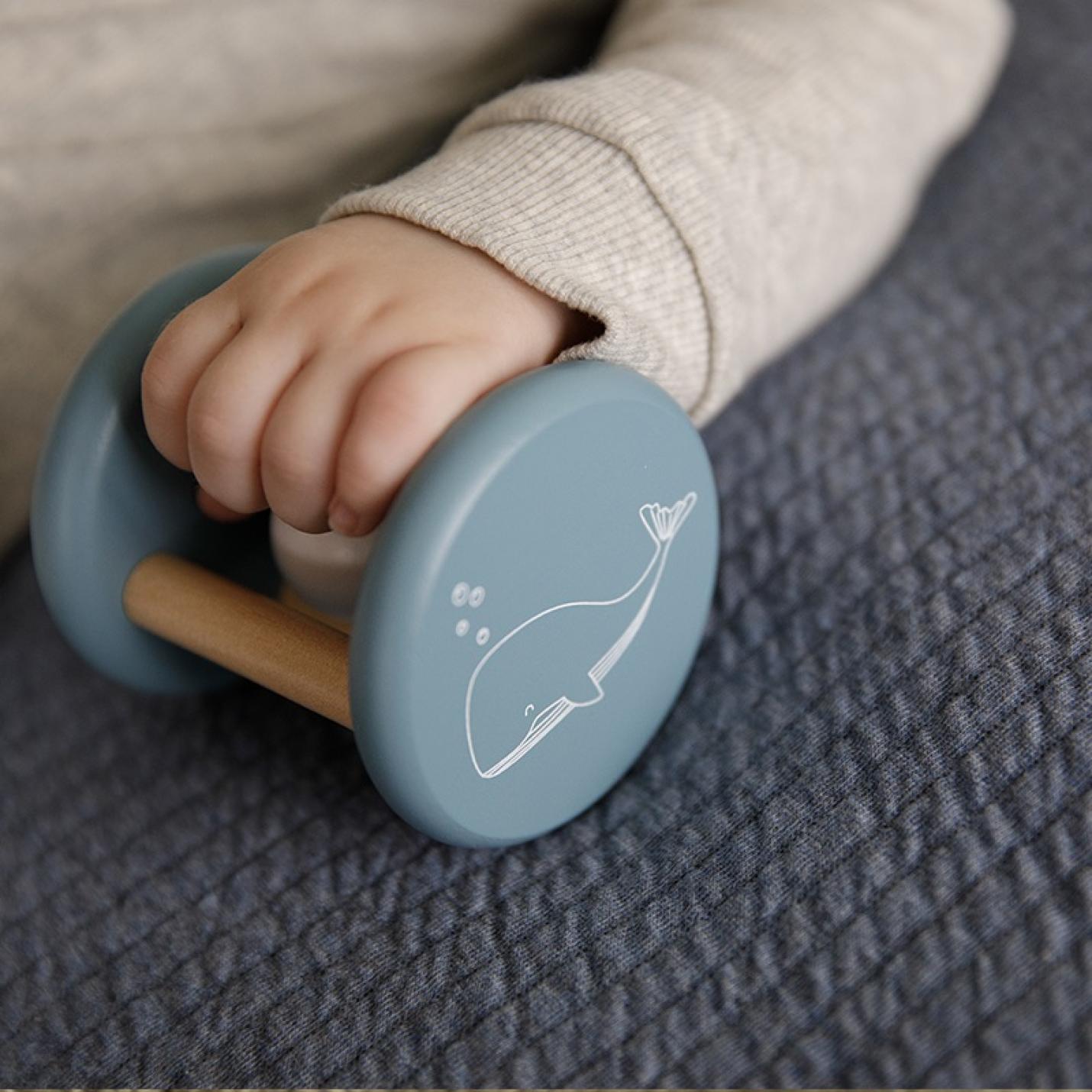 Houten rammelaar blauw | Little Dutch; Afbeelding: 4