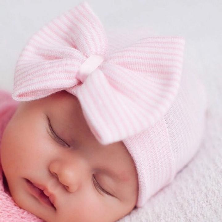 Newborn muts met strik roze gestreept