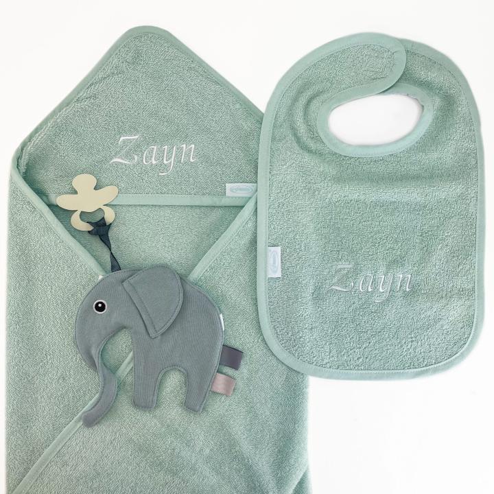 Badcape, speendoekje en slab met naam 