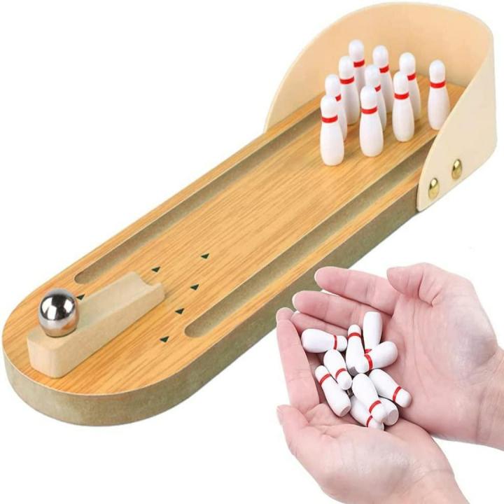 Breng de spanning van de bowlingbaan naar je eigen tafel met onze mini houten bowling set!