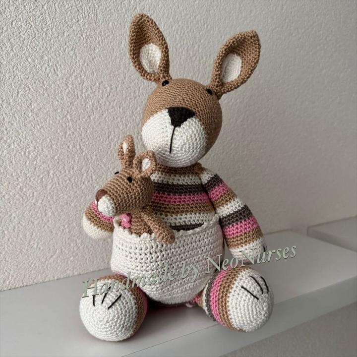Kangoeroe Jip Beige met roze strepen