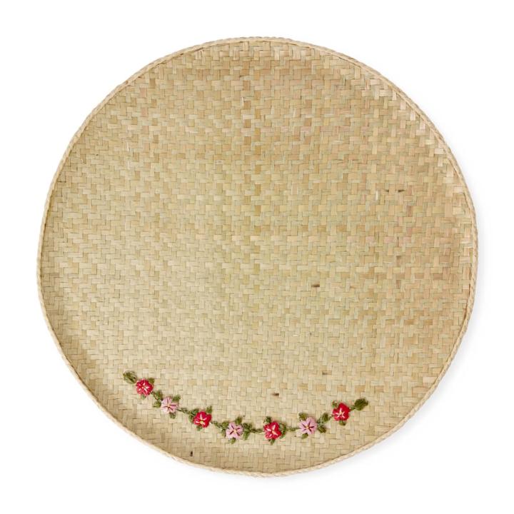 Dienblad Raffia Handgemaakt – Met Geborduurde Bloemen - uit Madagaskar