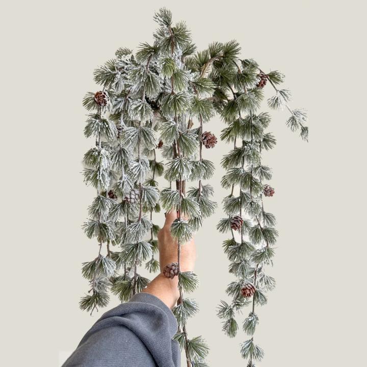 Kunst cedertak hangend met dennenappels