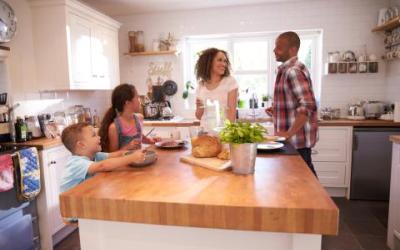 Mensen die gezellig koken in de keuken