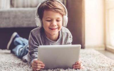 Kind met tablet aan het spelen.