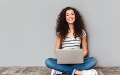 Meisje met laptop.