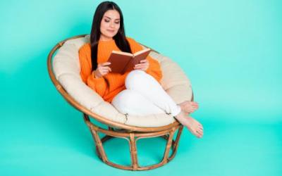 Vrouw op stoel met leesboek