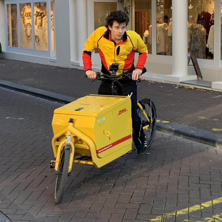 DHL bezorger