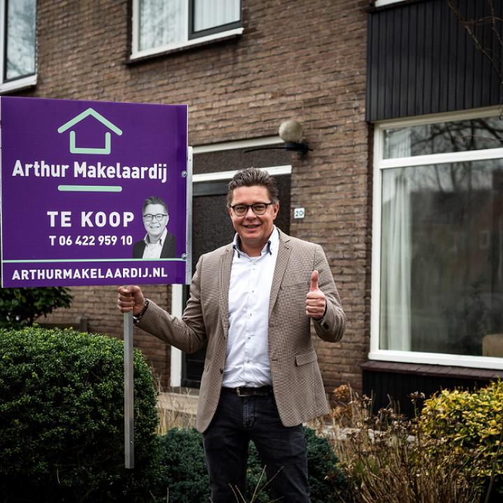 Makelaar Arthur Hekman runt zijn bedrijf met een flexplek van Webshoplocatie